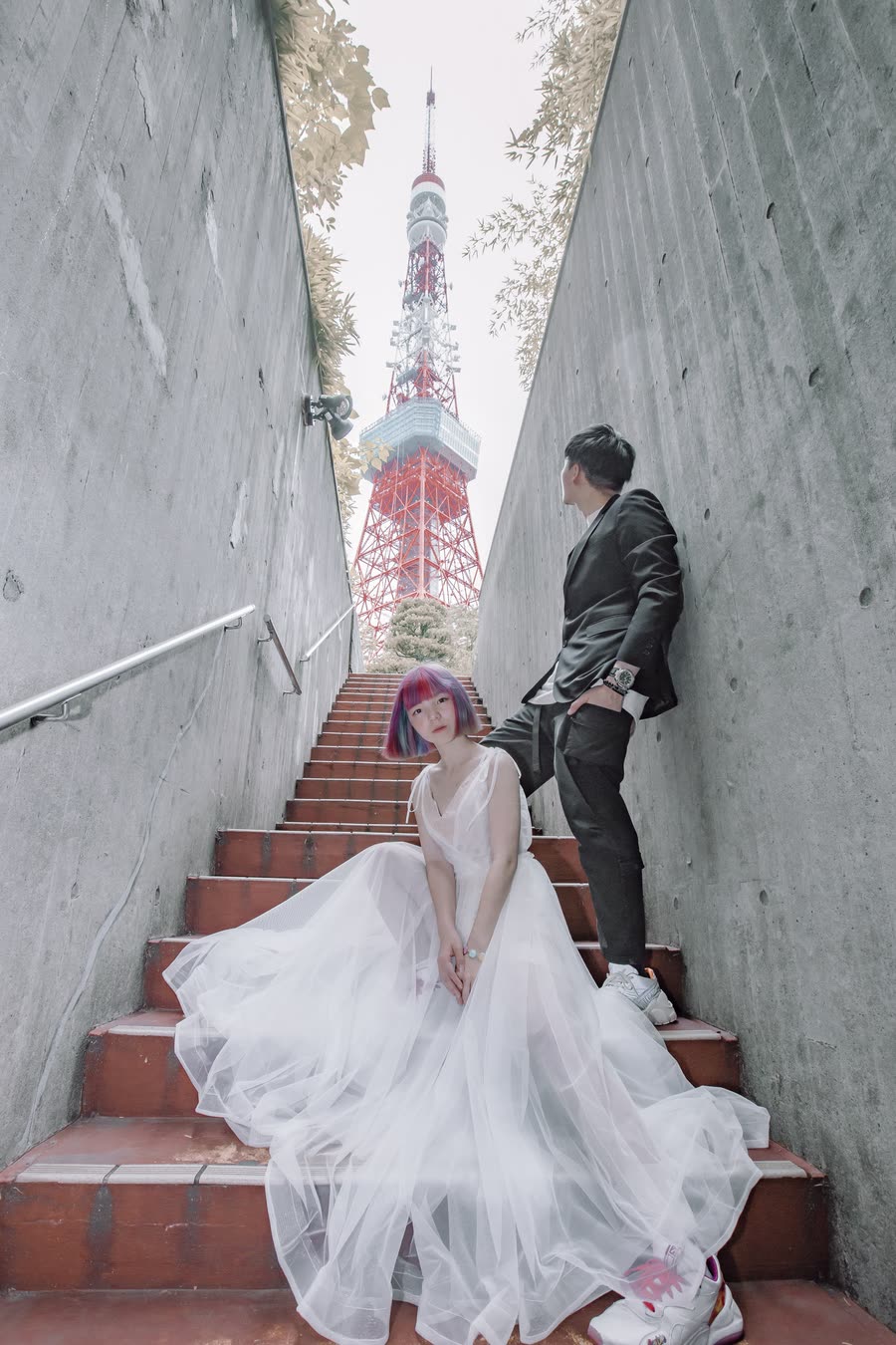 東京タワーを背にした階段のふたり（写真と映像の作例）