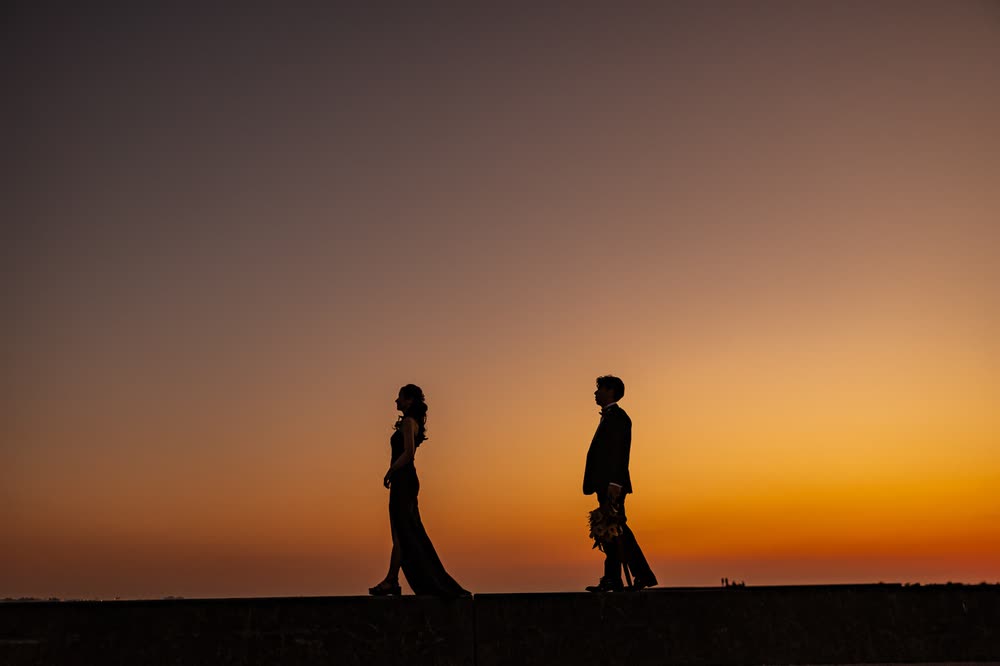 夕暮れの海辺のシルエット（前撮り写真）