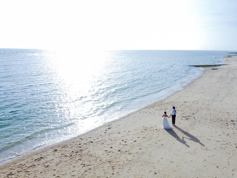 白い砂浜を上から見た、小さなふたり