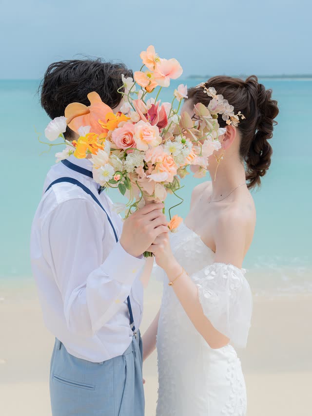 ブーケで顔を隠して、海