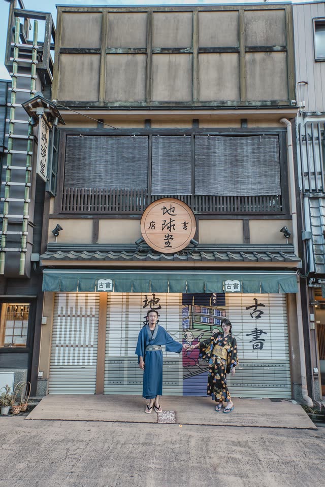 浅草の古書店の前、着物のふたり